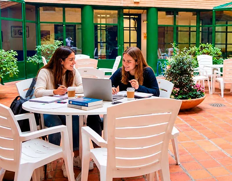 Universitarias en el patio de la residencia Misioneras de Huesca